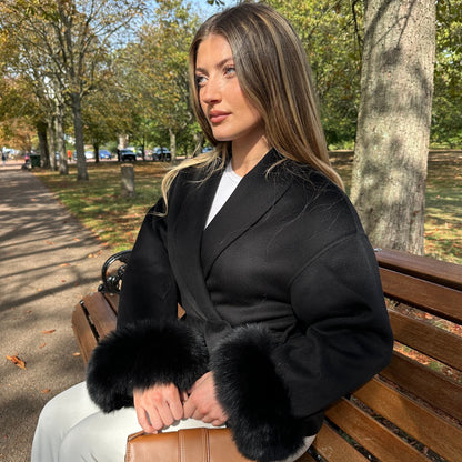 Der Bianca-Mantel mit Pelzbesatz