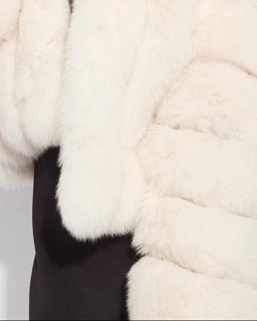 Der Aurora-Kunstpelzmantel